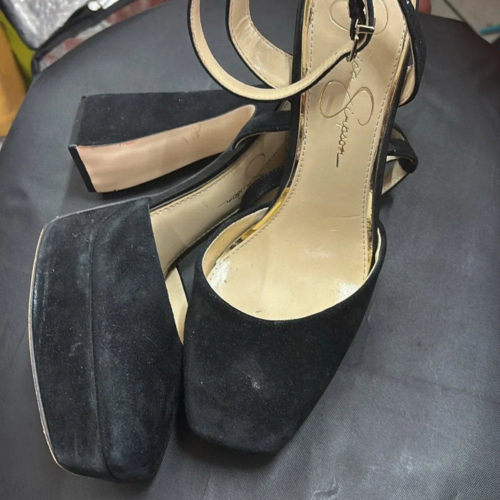 Size 8 - Picture 2 of 2